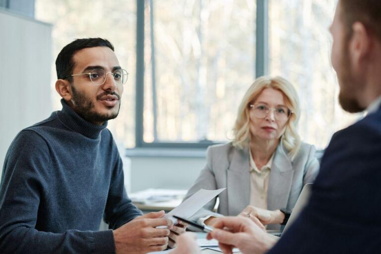 Fonctionnaires ou salariés : quelles différences pour le rachat de crédit ?
